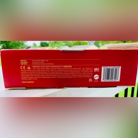 35th Anniversary- Holiday Barbie - Picture 3 of 3